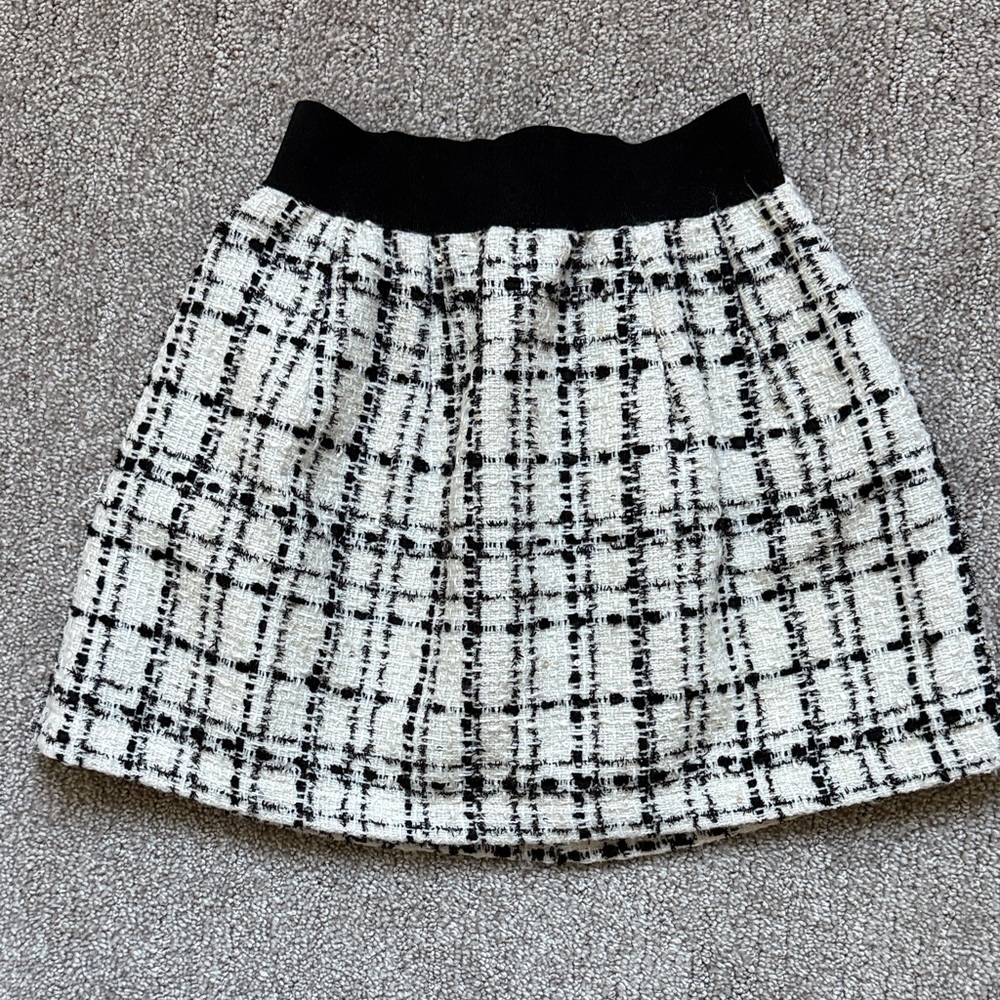 Chic Black and White Tweed Skirt, lined, back zip size 32. Made in Italy.